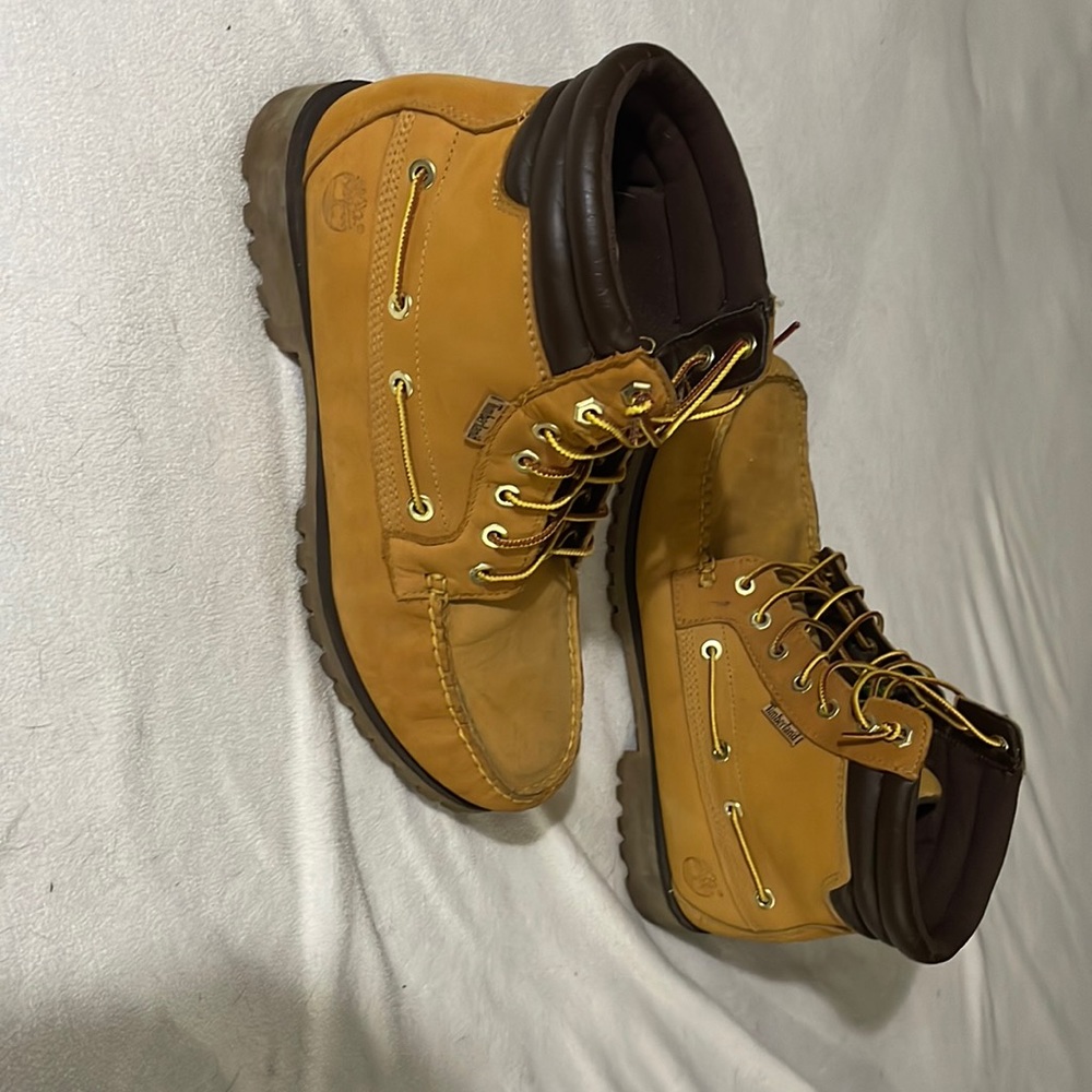 Light Brown Timbs.Like new wore a few times.Clean Boot